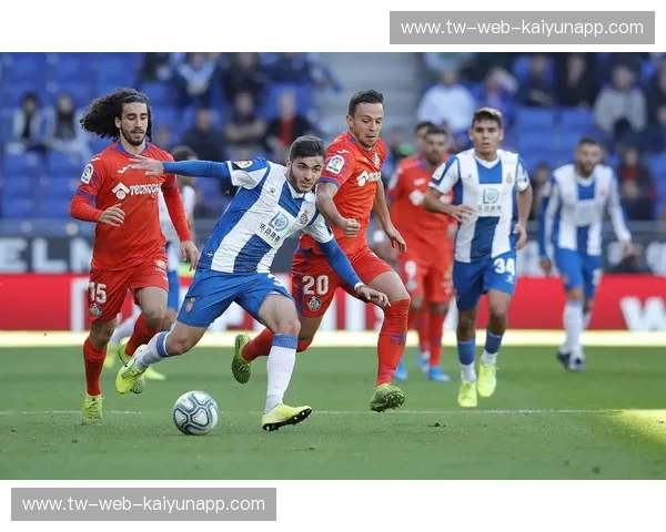 开云体育边路进攻：突破重围，掌控比赛节奏